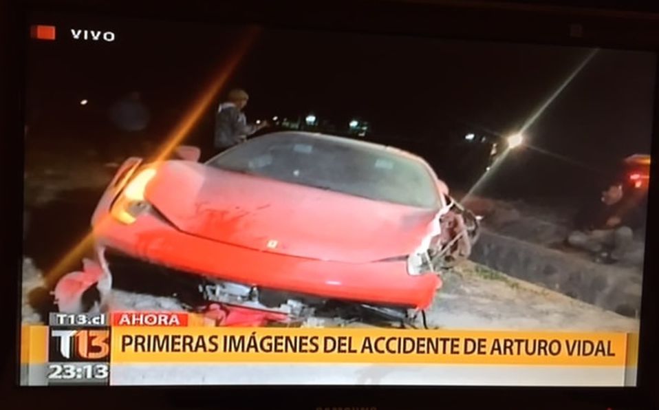 Arturo Vidal destruyó su Ferrari en junio de 2015.