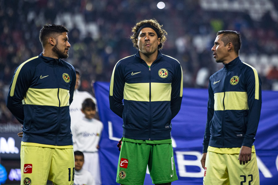 Guillermo Ochoa dejó en cero su arco con un atajadón. (Fotos: Imago7 y Mexsport)