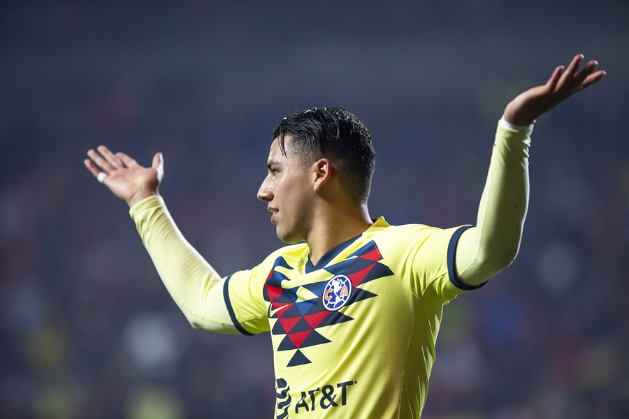 Jorge Sánchez sigue desconcentrado. (Fotos: Imago7 y Mexsport)