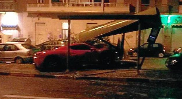 Martín Cáceres también deshizo un Ferrari en septiembre de 2015.