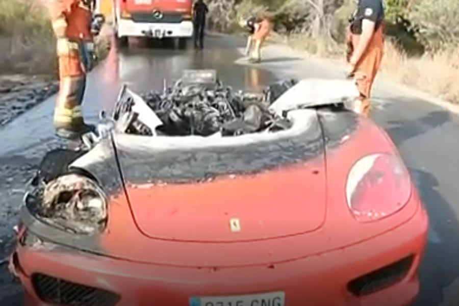 No fue un choque, pero el Ferrari de Ever banega quedó así tras un incendio.