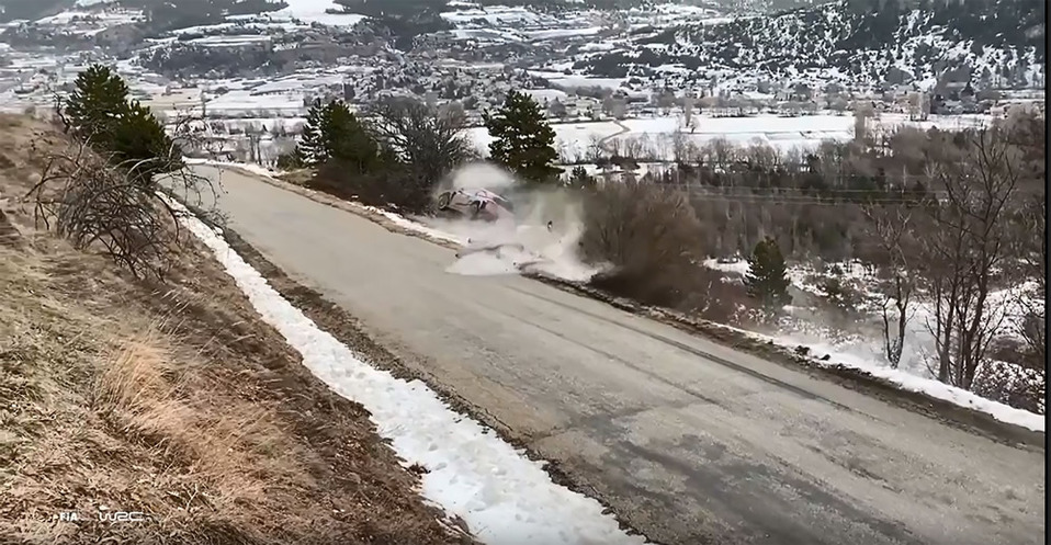 Momento en el que Ott Tänak sufrió el accidente. (Foto: AFP)