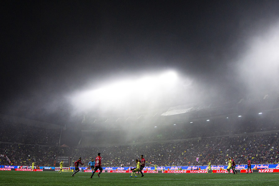 Al final del partido la neblina nubló la vista en el Caliente. (Fotos: Imago7 y Mexsport)