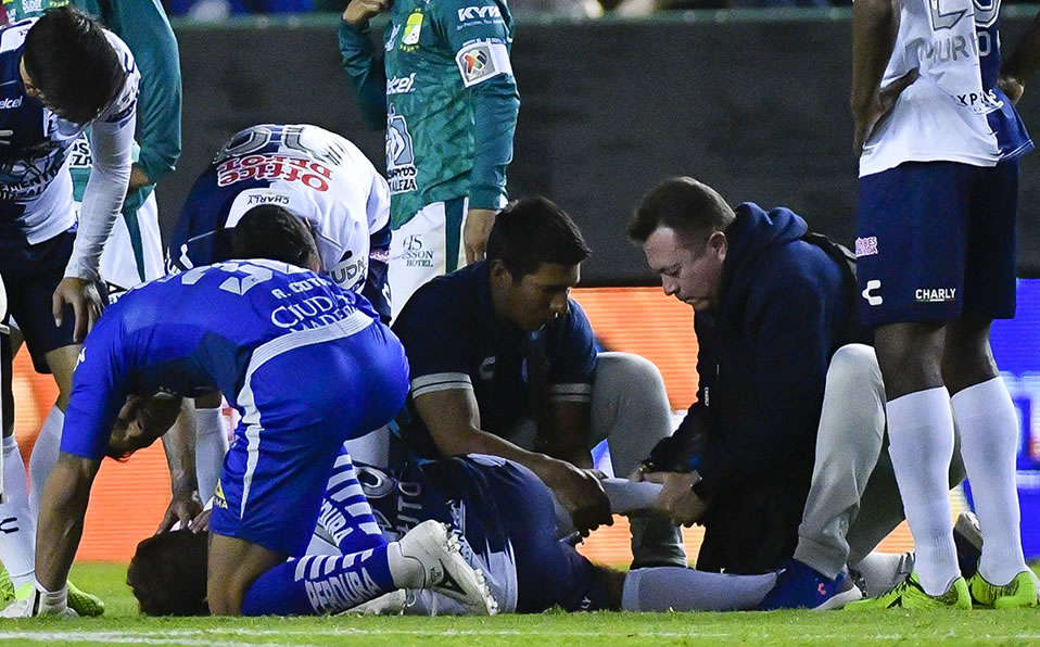 El cuerpo médico atendiendo a Pizzuto. (Imago 7)