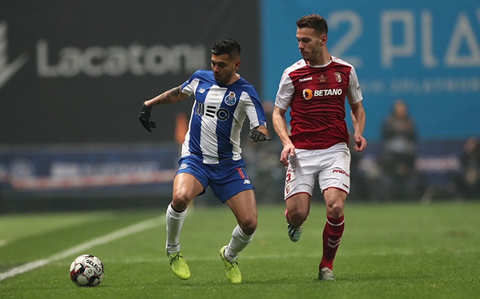 Asaltan la casa de Tecatito Corona mientras jugaba la Final de la Copa (Twitter @FCPorto)