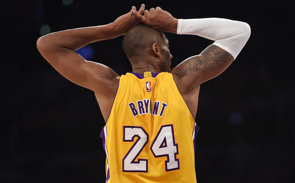 El 24 a la espalda, número inmortal junto con el 8 para los Lakers (AFP)