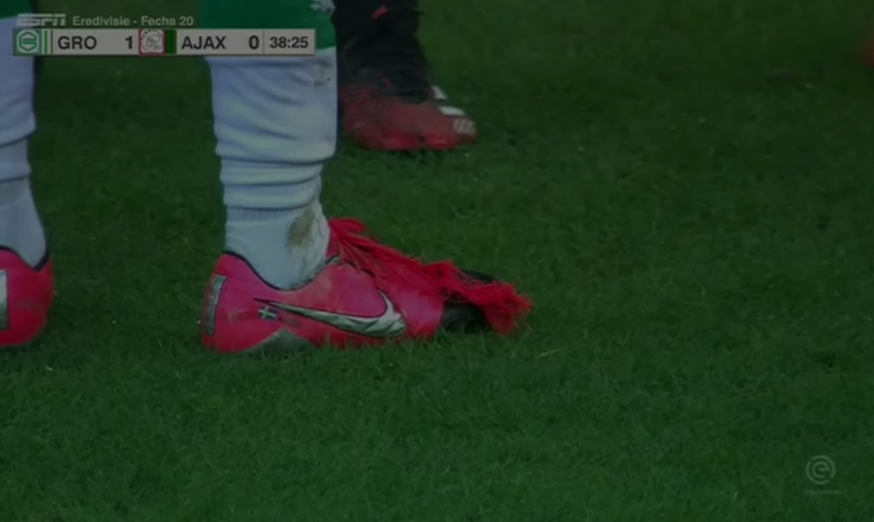 El zapato de Asoro quedó destrozado.