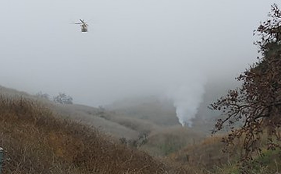 Esta foto muestra el humo del accidente del helicóptero en Calabasas, California. (Foto: AFP)