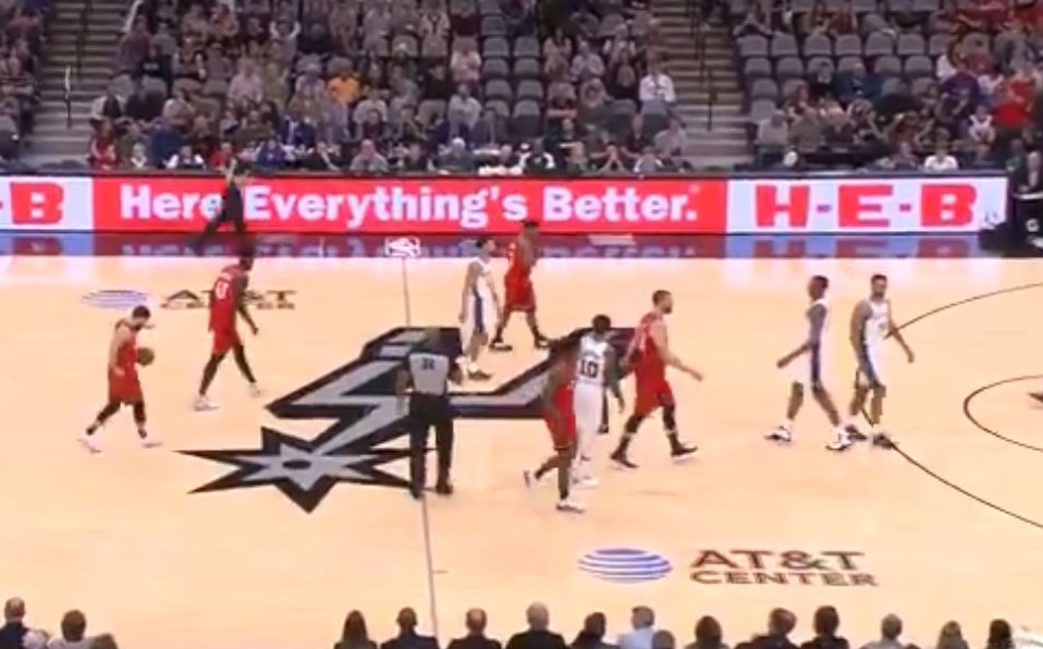 Jugadores homenajean a Kobe Bryant previo al duelo Raptors vs Spurs (Captura)