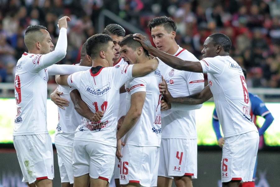 Los jugadores de Toluca felicitan a Javier Güémez. (Foto: Imago7)