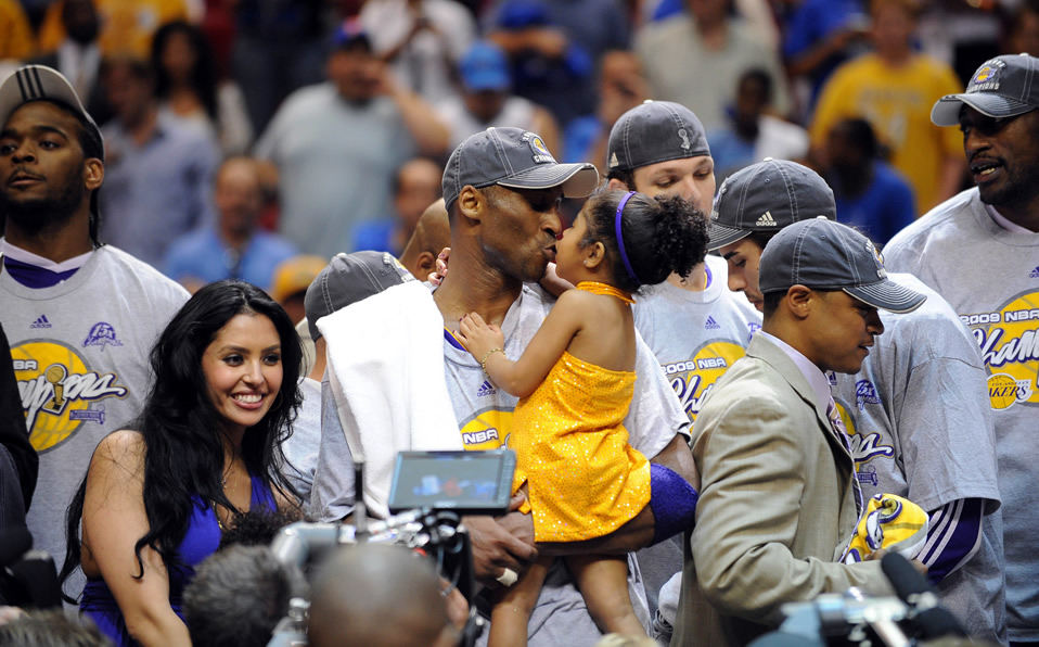 Kobe Bryant con su familia cuando era jugador de Lakers. (Foto: Imago7)
