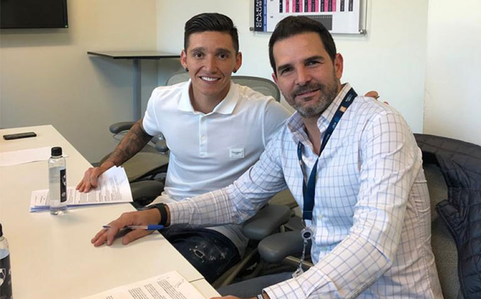 Kranevitter y Duilio Davino durante la firma del contrato. (Foto: @Rayados)