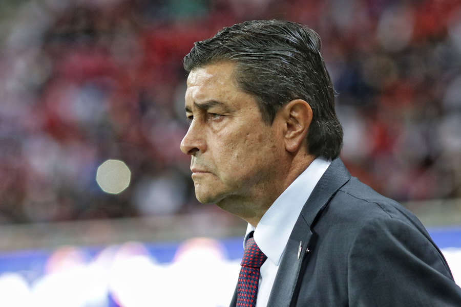 Luis Fernando Tena sigue sin convencer a la afición de Chivas. (Foto: Imago7)