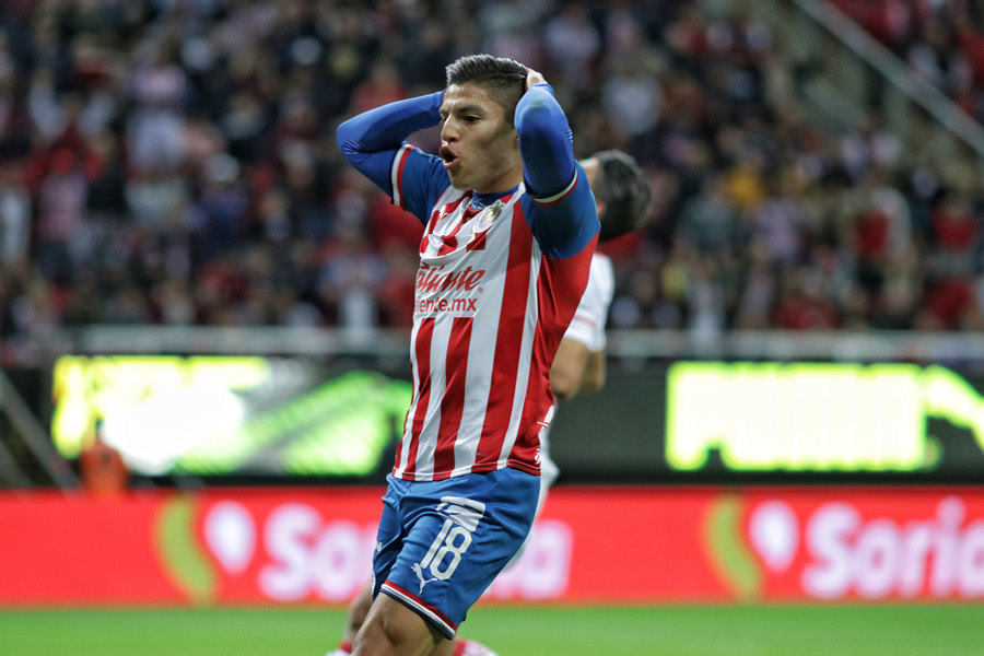 Ronaldo Cisneros se lamenta tras fallar una clara de gol. (Foto: Imago7)