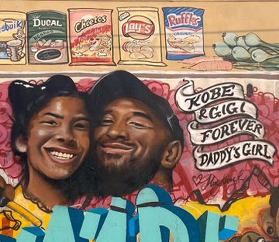 La artista Jules Muck pintó a Black Mamba junto a su hija Gianna en una pared del centro de Los Ángeles.