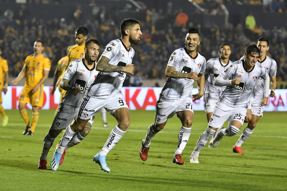 Jeraldino estaba amargando la fiesta en el Volcán (FOTO: Imago7)