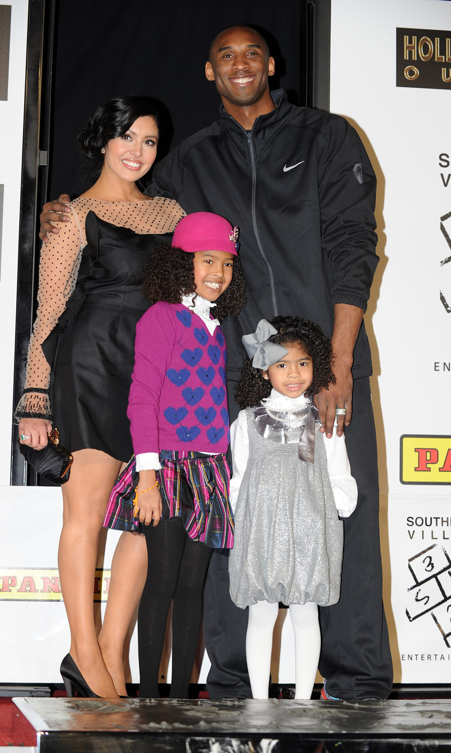 Kobe con su esposa Vanessa y sus hijas Natalia y Gianna en su ceremonia de huellas y manos en el Grauman’s Chinese Theatre de Hollywood. (Foto: AFP)