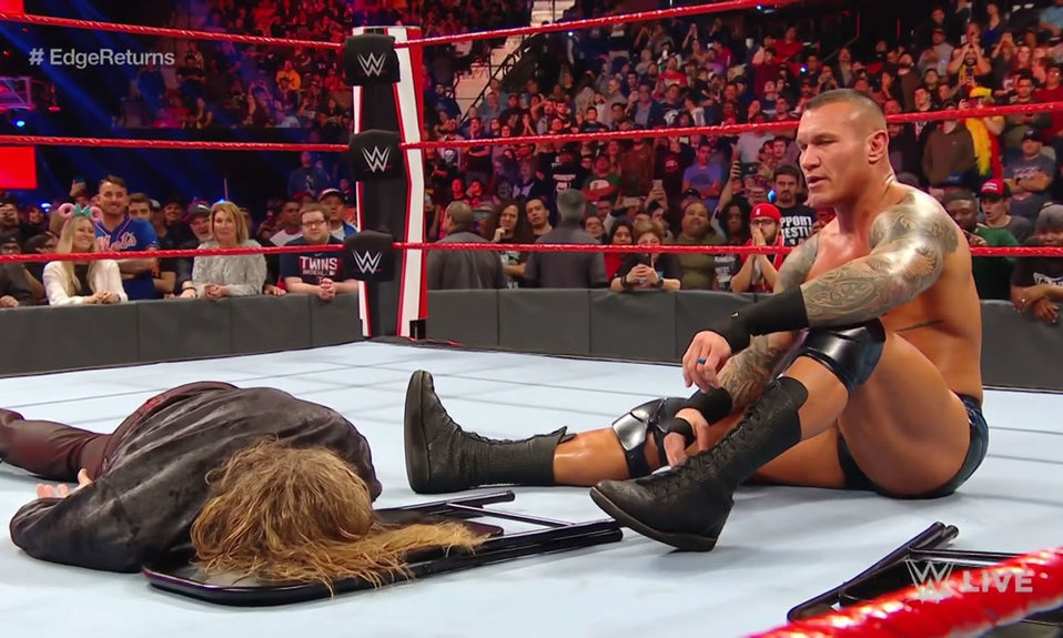 Randy Orton golpeó con una silla a Edge. (Foto: WWE)