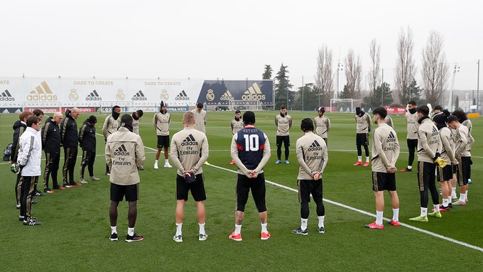 El Real Madrid previo a iniciar el entrenamiento de este lunes. (Foto: @realmadrid)