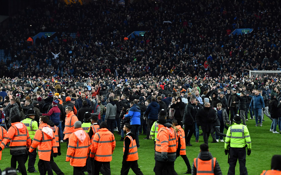 La gente invadió la cancha. (Foto: AFP)
