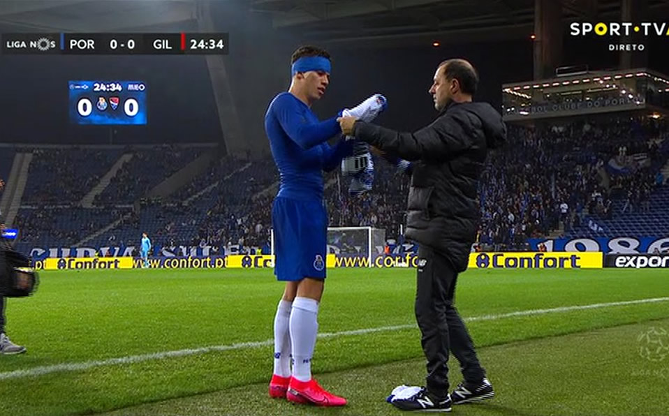 Mateus Uribe tuvo que cambiar de camiseta por la sangre que derramó. (Sport TV)