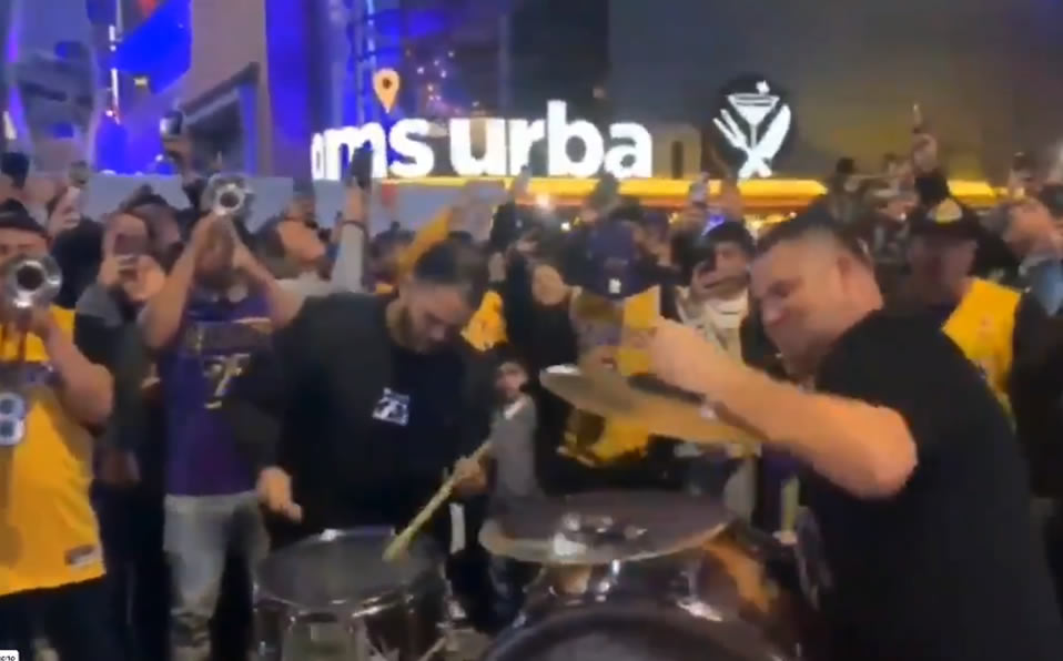 La banda sinaloense ataviada con el jersey de Kobe Bryant. Foto: Screenshoot @yeseniaav