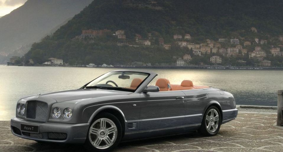 2.- Bentley Azure: Un descapotable, valorizado en 160 mil dólares. (Bentley)