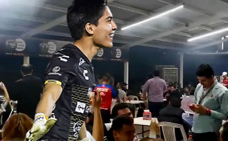 Los comensales de una taquería reconocieron al portero de Dorados. (Imago 7)