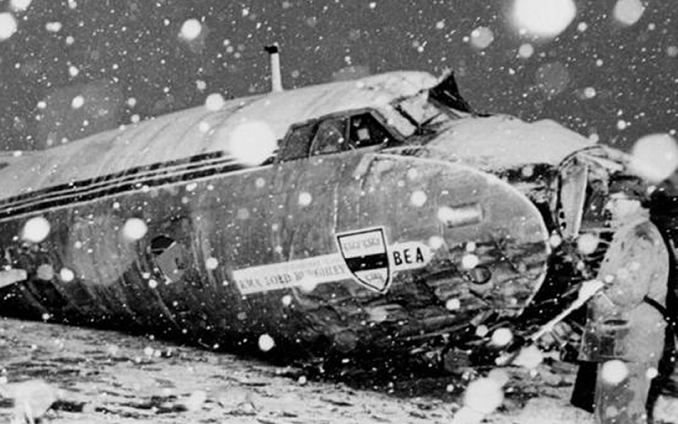 1958. En escala en Munich, el avión del Manchester United se estrelló, hubo 23 muertos. (ABC)
