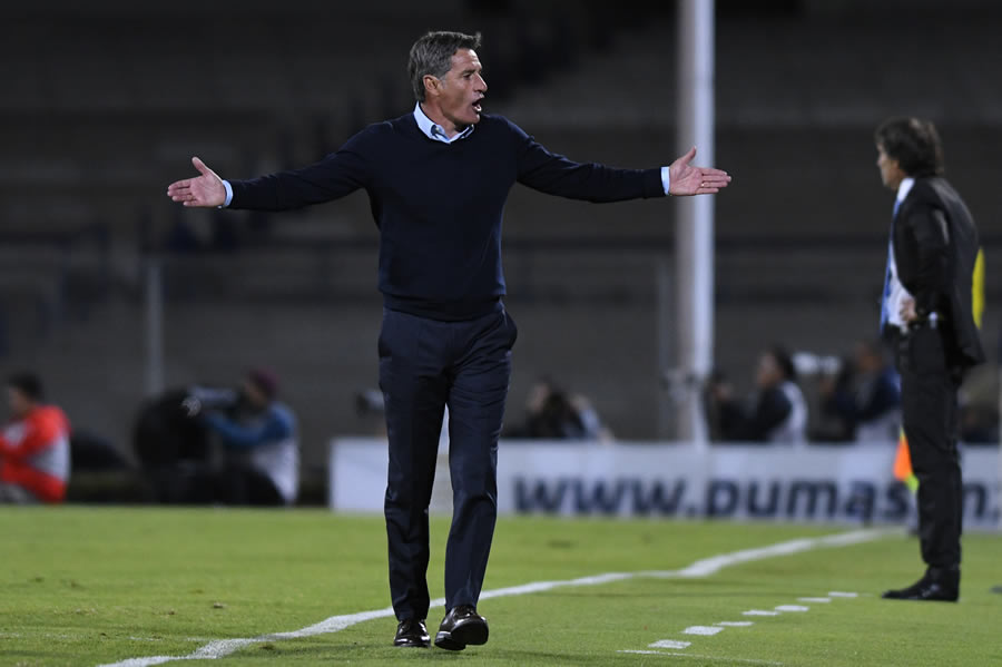 El estratega no pudo ocultar su frustración por la eliminación en la Copa MX. FOTO: Imago7.