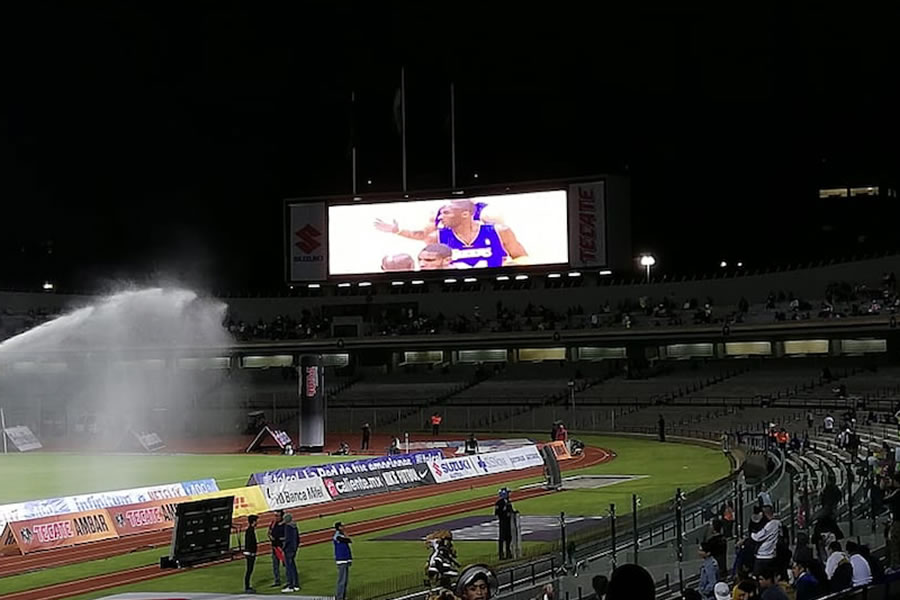 La pantalla de CU pasó un video con las mejores jugadas de Kobe Bryant. (Foto: MT)
