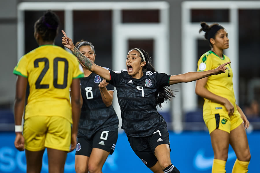 Renae Cuéllar grita a todo pulmón el gol del triunfo de México ante Jamaica. FOTO: Mexsport.