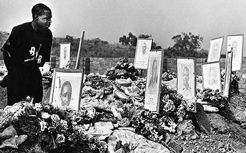 1993. La selección de Zambia viajaba en un avión de la Fuerza Aérea y se derrumbó en las costas de Gabón, provocando 30 muertes. (@eselprimerpalo)