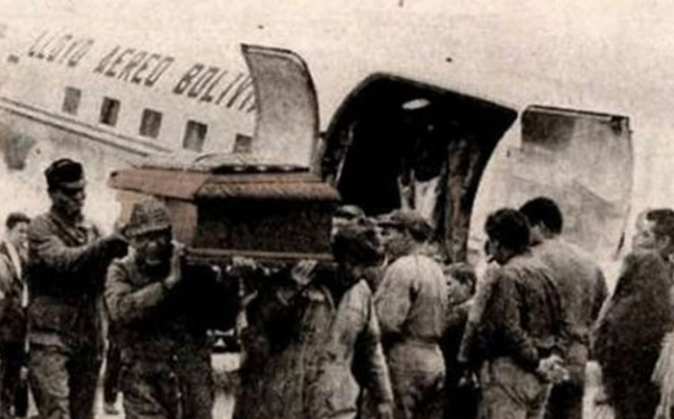 1969. The Strongest iba presente en una accidente donde el avión se estrelló en una montaña, fallecieron 74 personas. (@carlosdmesag)