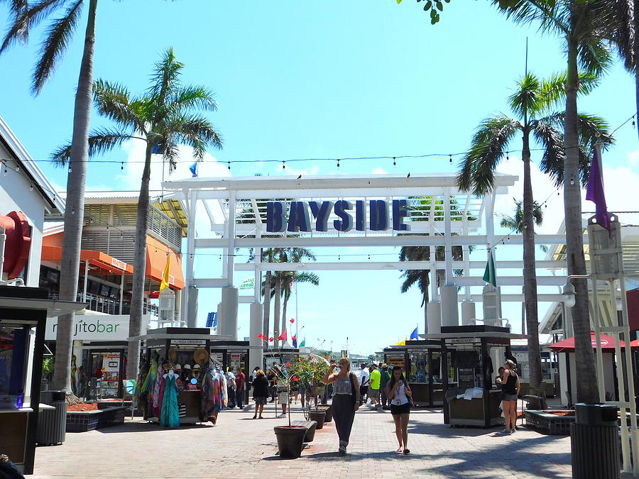 Bayside Marketplace. Disfruta una atmósfera relajada y totalmente familiar de este conjunto de tiendas a aire libre situado al lado del mar.