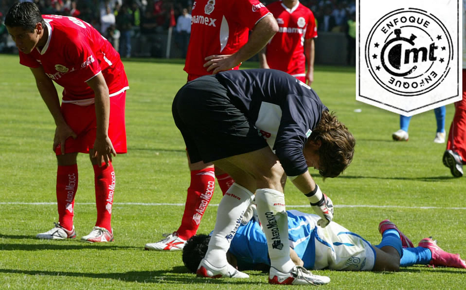 Momento en el que César Villaluz fue sacado de la cancha tras el brutal golpe de Cruzalta en la Final del Apertura 2008. Foto: Mexsport