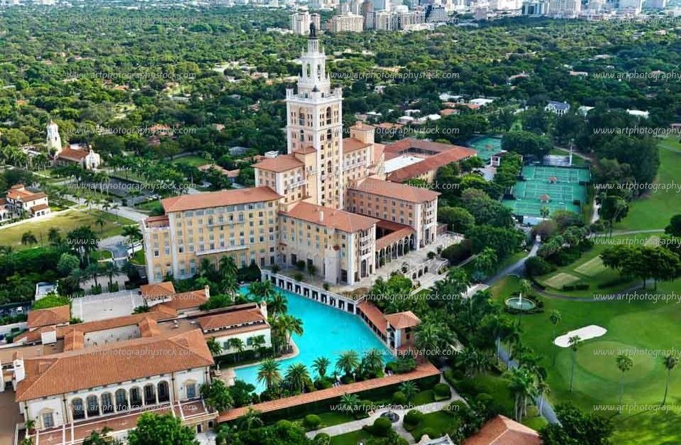 Coral Gables. Es uno de los barrios más lujosos y bellos de toda la ciudad, llenos de casas con jardines enormes y calles tranquilas para caminar.
