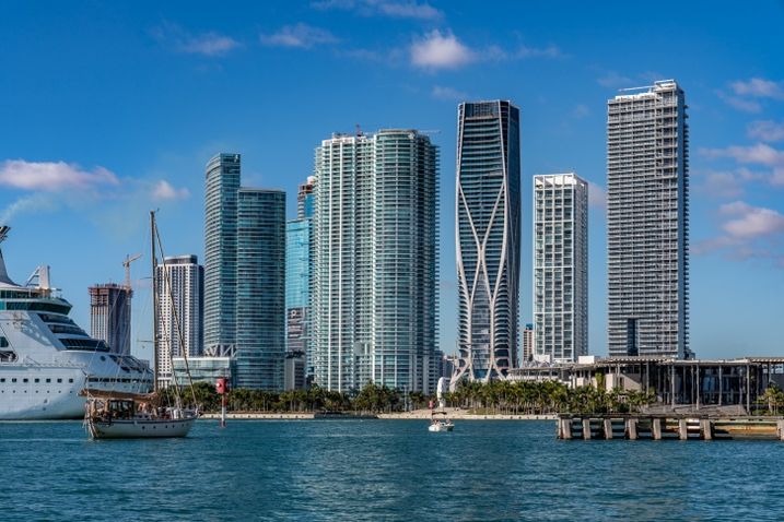 Downtown. Es el centro financiero de la ciudad, repleto de enormes rascacielos, tiendas de moda y una mezcla entre arquitectura antigua y moderna.