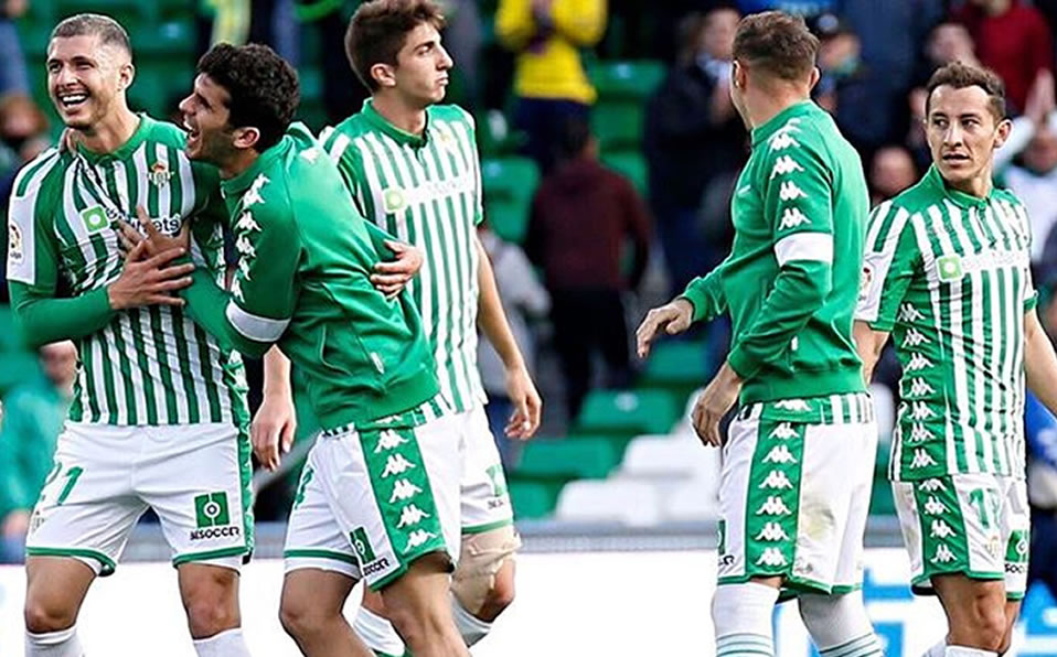 Guido a caído bien al cuadro Sevillano, tanto que ya bromea con el capitán. (Guido Rodriguez)