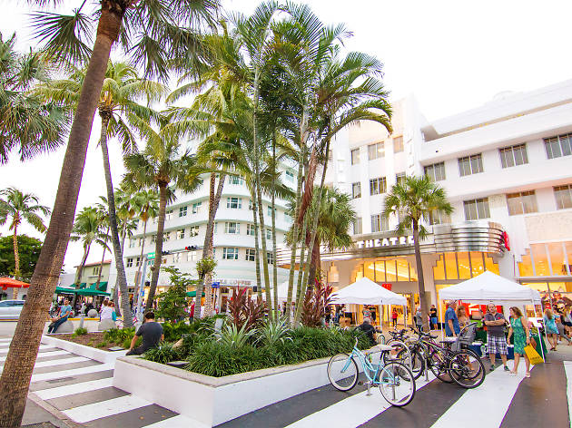Lincoln Road. Se trata de un centro comercial al aire libre muy cerca de South Beach con más de 100 tiendas de ropa y otras amenidades.