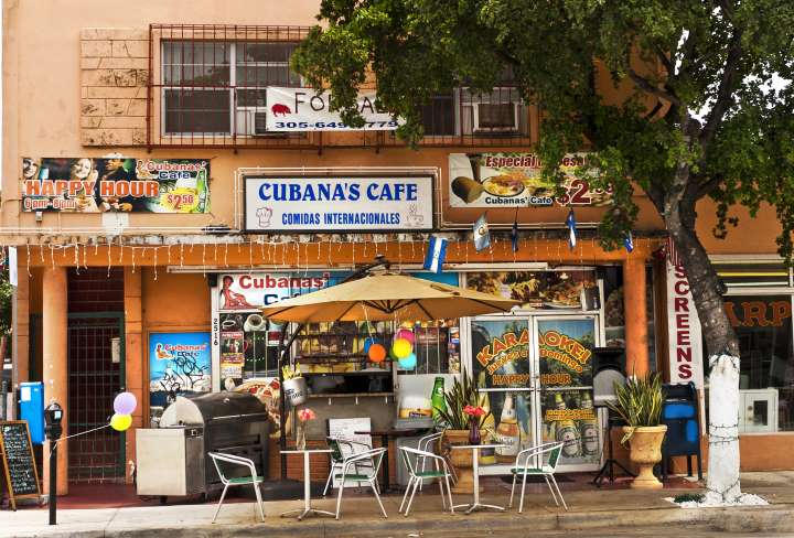 Little Havana. Una colonia cubana se estableció en la Calle 8 para crear un pequeño universo de fiesta y buen ambiente.