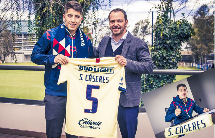 Santiago Baños le entregó la casaca con el número '5' a Cáseres este día en Coapa. FOTOS: @ClubAmerica