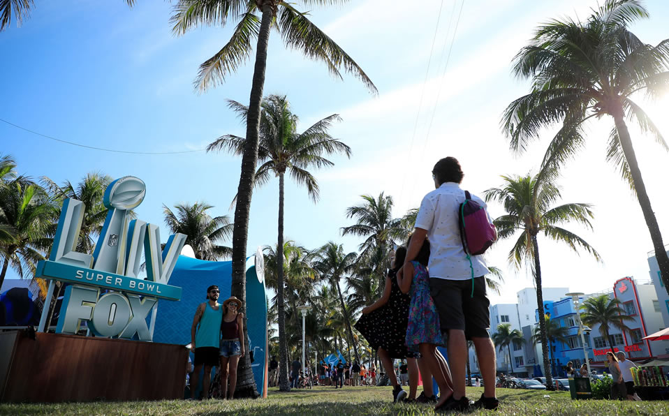 Aficionados se toman foto del recuerdo del Super Bowl LIV. Foto: AFP