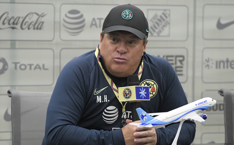 Miguel Herrera explica la situación de Roger Martínez con el América. Foto: Imago7