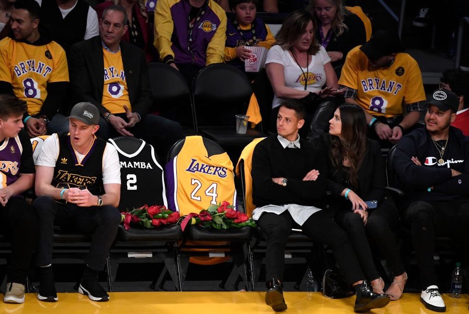 Chicharito, sentado a un lado del jersey de Kobe Bryant en el Staples (FOTO: NBA)