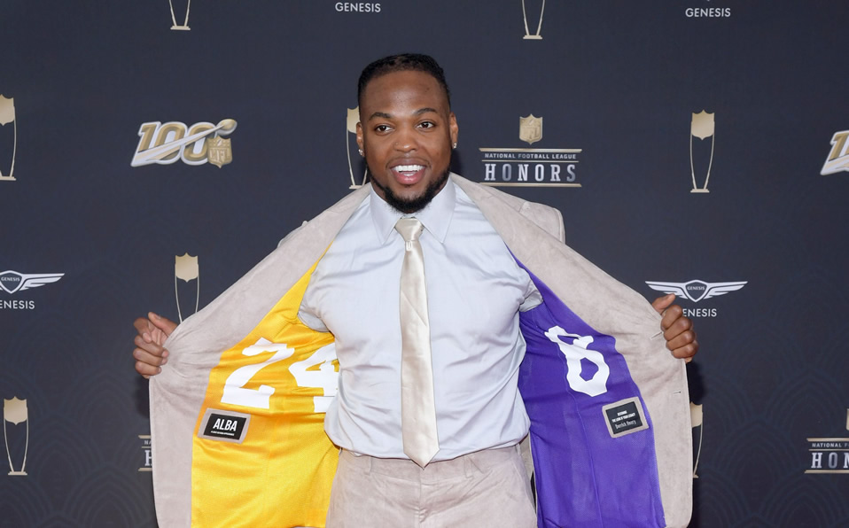 Derrick Henry mostró los números 8 y 24 que usó Kobe en el forro de su saco. (Foto: AFP)