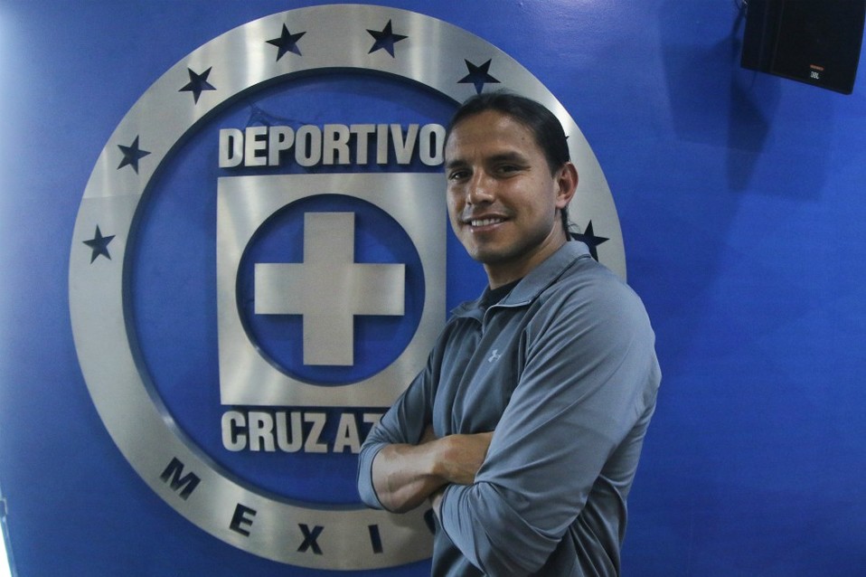 Jerry Flores | Luego que Cruz Azul no lo incluyó en sus planes, el defensa cumplirá un año completo de inactividad.