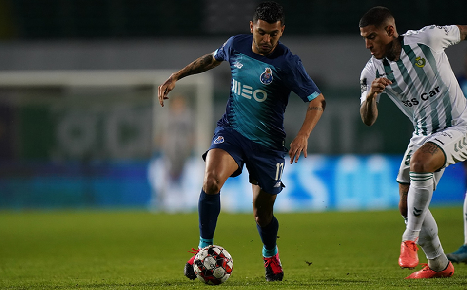 Jesús Corona anota golazo de volea con el Porto ante el Vitória (Twitter @FCPorto)