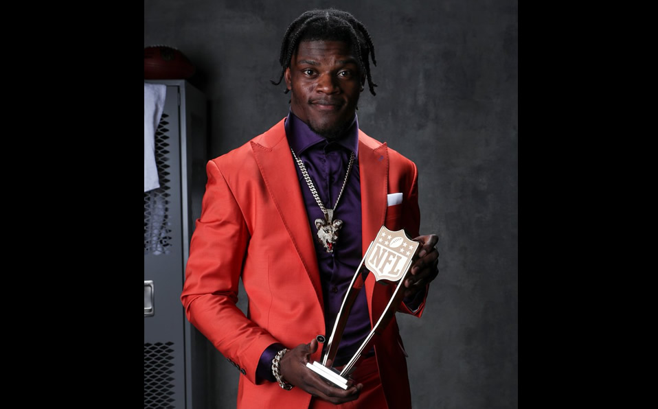 Lamar Jackson con el premio al Jugador Más Valioso de la NFL
