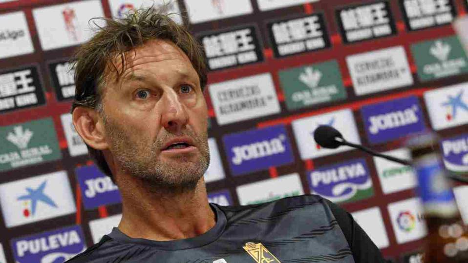 Tony Adams actualmente entrena al Granada de España.
